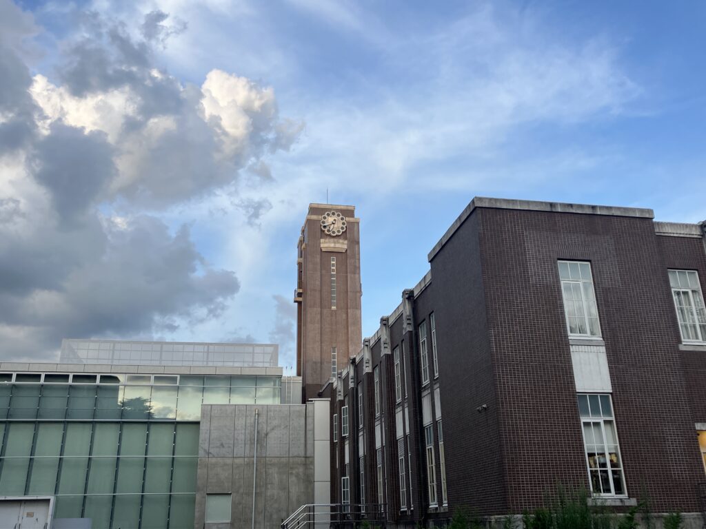 京都大学の時計台の写真